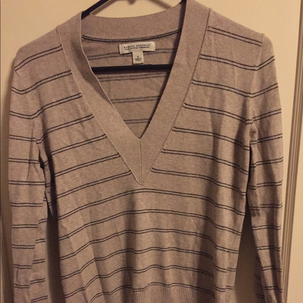 Banana Republic V-Neck sweater - Picture 3 of 6